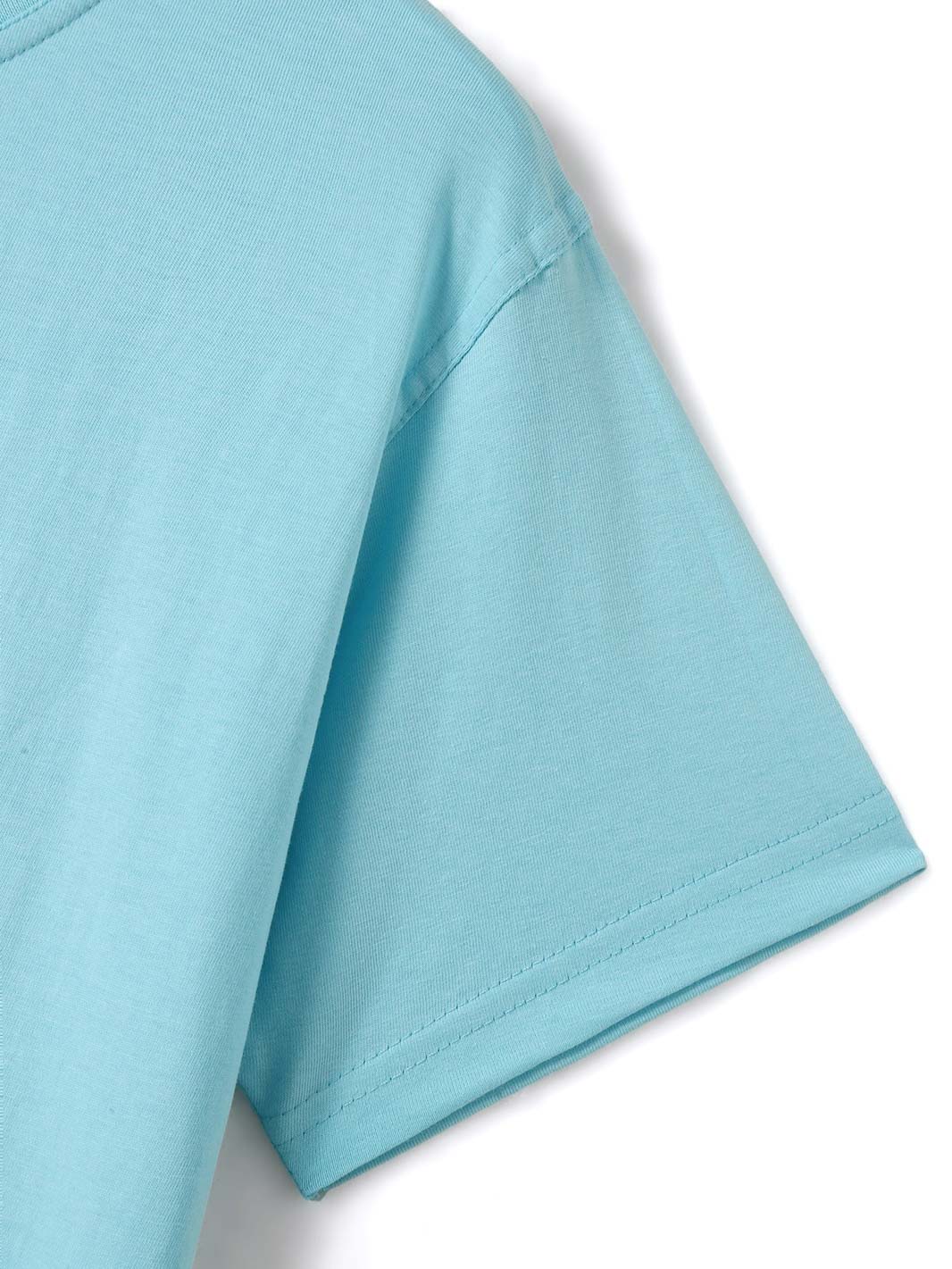 Ramo - Close-up of a light blue kids' regular cotton t-shirt sleeve with double-needle stitching.
